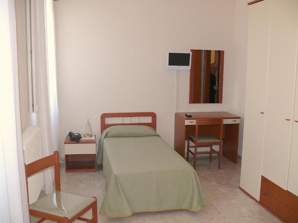 Albergo Casa Del Pellegrino Monte SantʼAngelo Szoba fotó