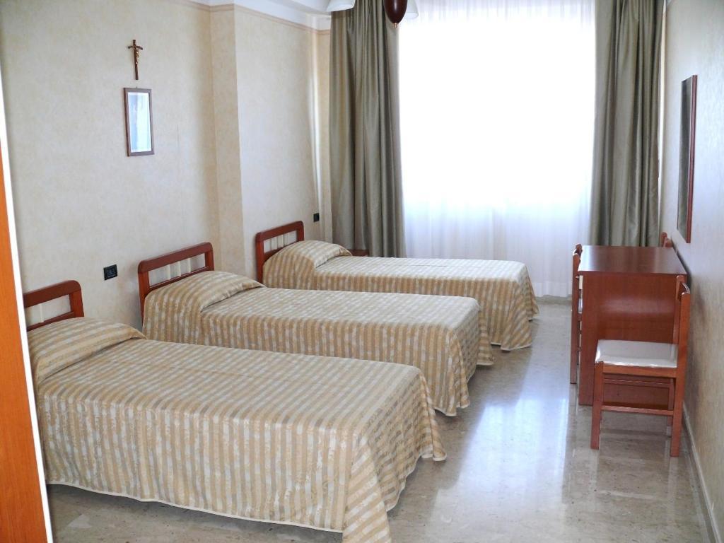 Albergo Casa Del Pellegrino Monte SantʼAngelo Szoba fotó