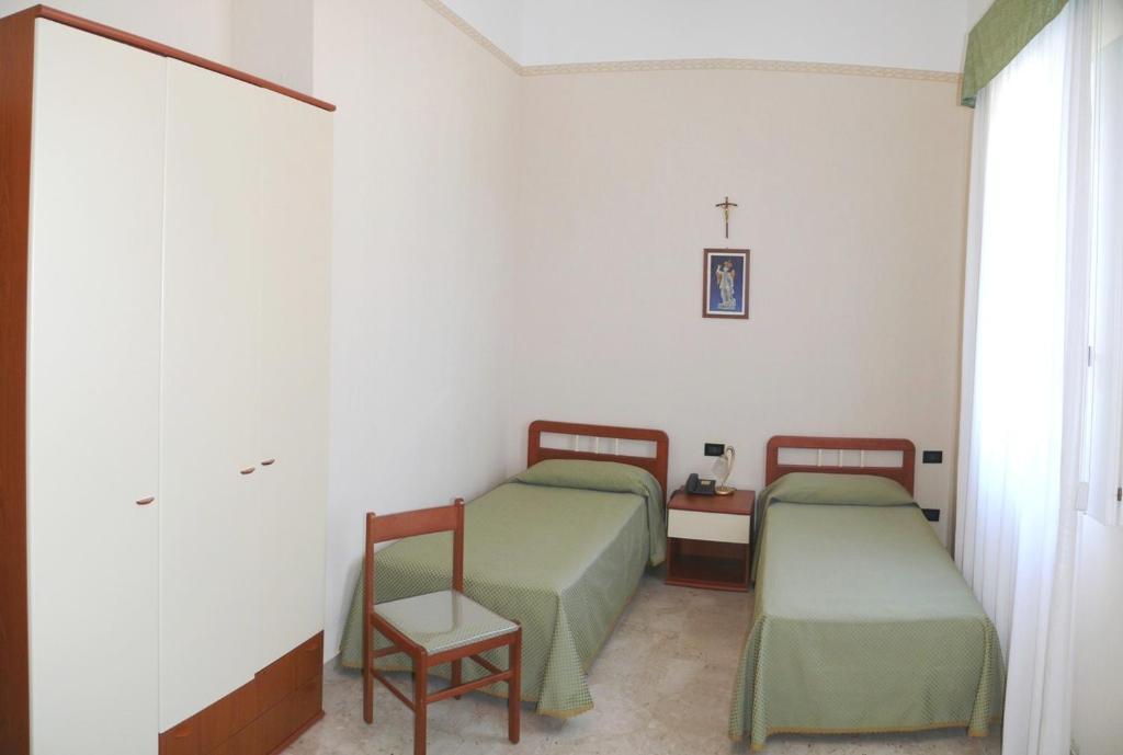 Albergo Casa Del Pellegrino Monte SantʼAngelo Szoba fotó