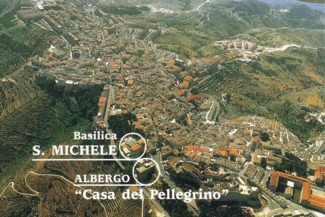 Albergo Casa Del Pellegrino Monte SantʼAngelo Kültér fotó