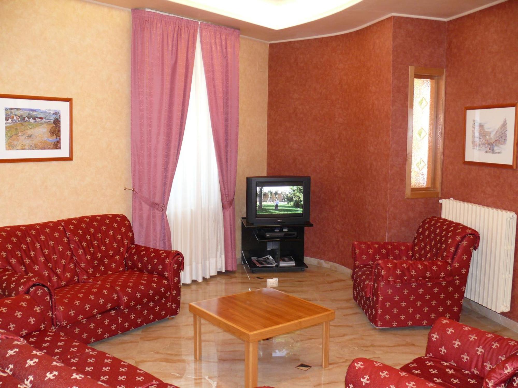 Albergo Casa Del Pellegrino Monte SantʼAngelo Kültér fotó