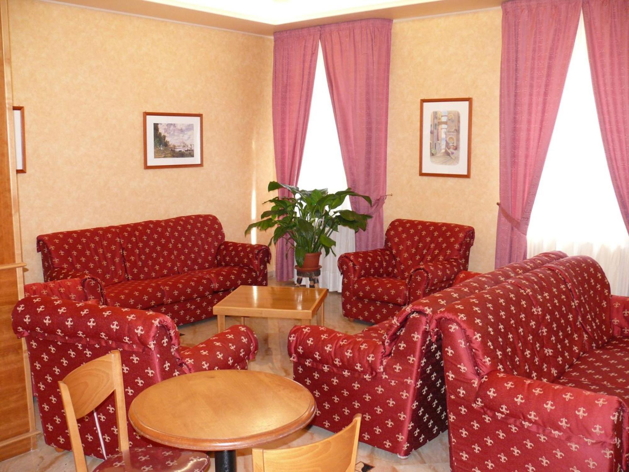 Albergo Casa Del Pellegrino Monte SantʼAngelo Kültér fotó